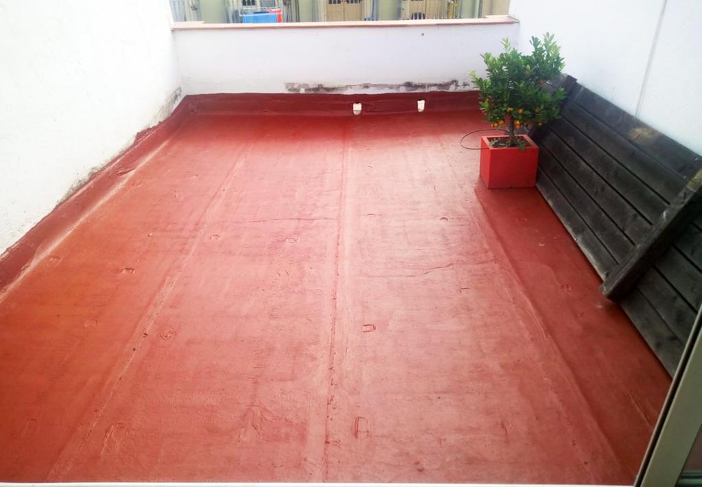 Suelo con pintura de clorocaucho y los rastreles ya colocados para nivelar el suelo.