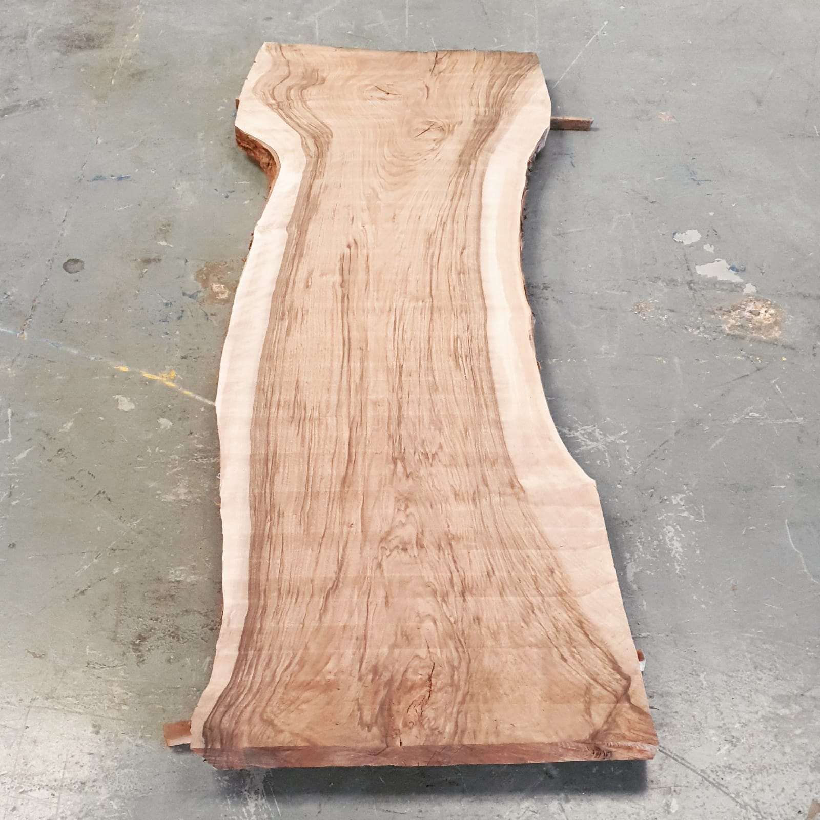 tablones de madera con cantos naturales