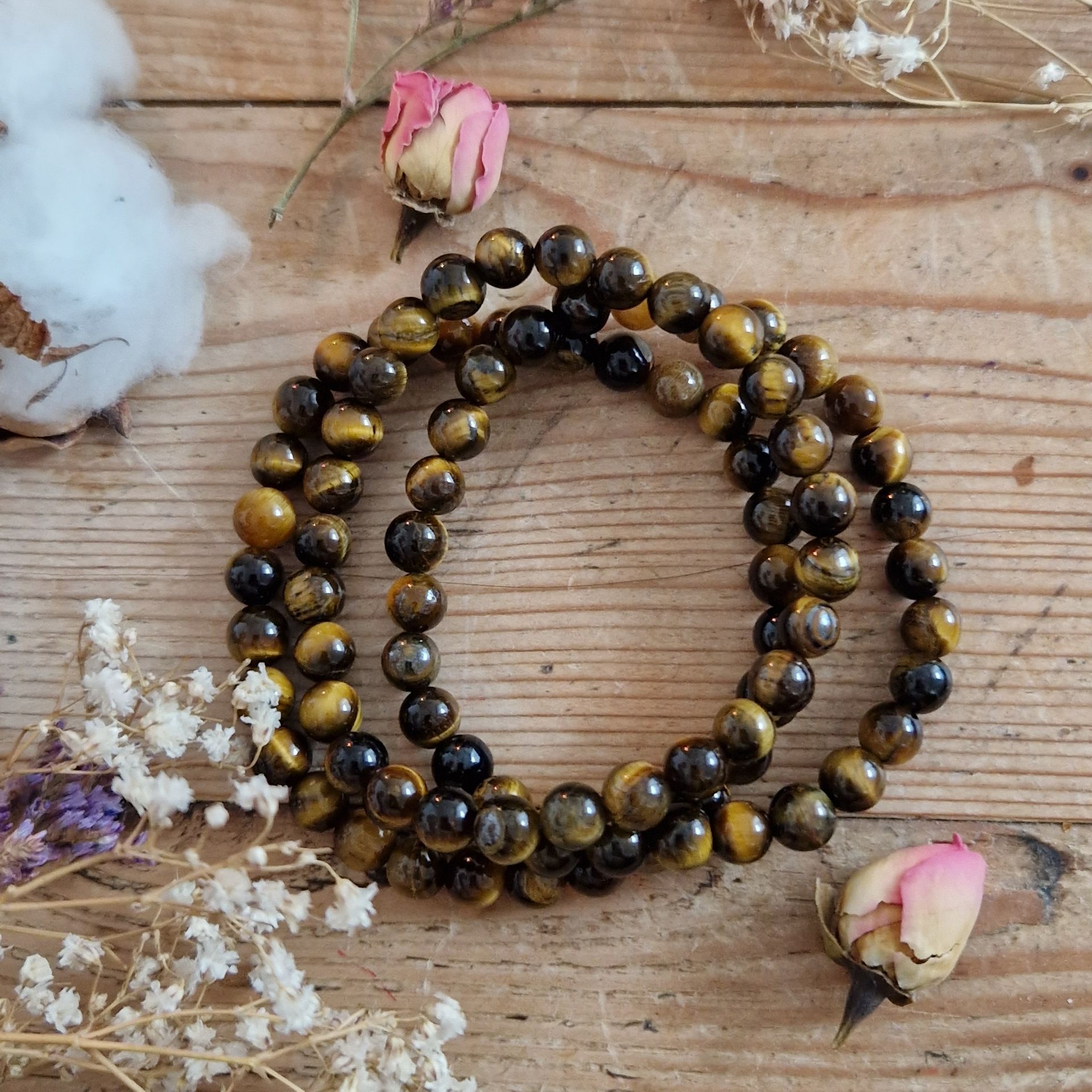 Bracelets Œil de Tigre : Protection Maximale avec Élégance Florale sur Plateau Bois