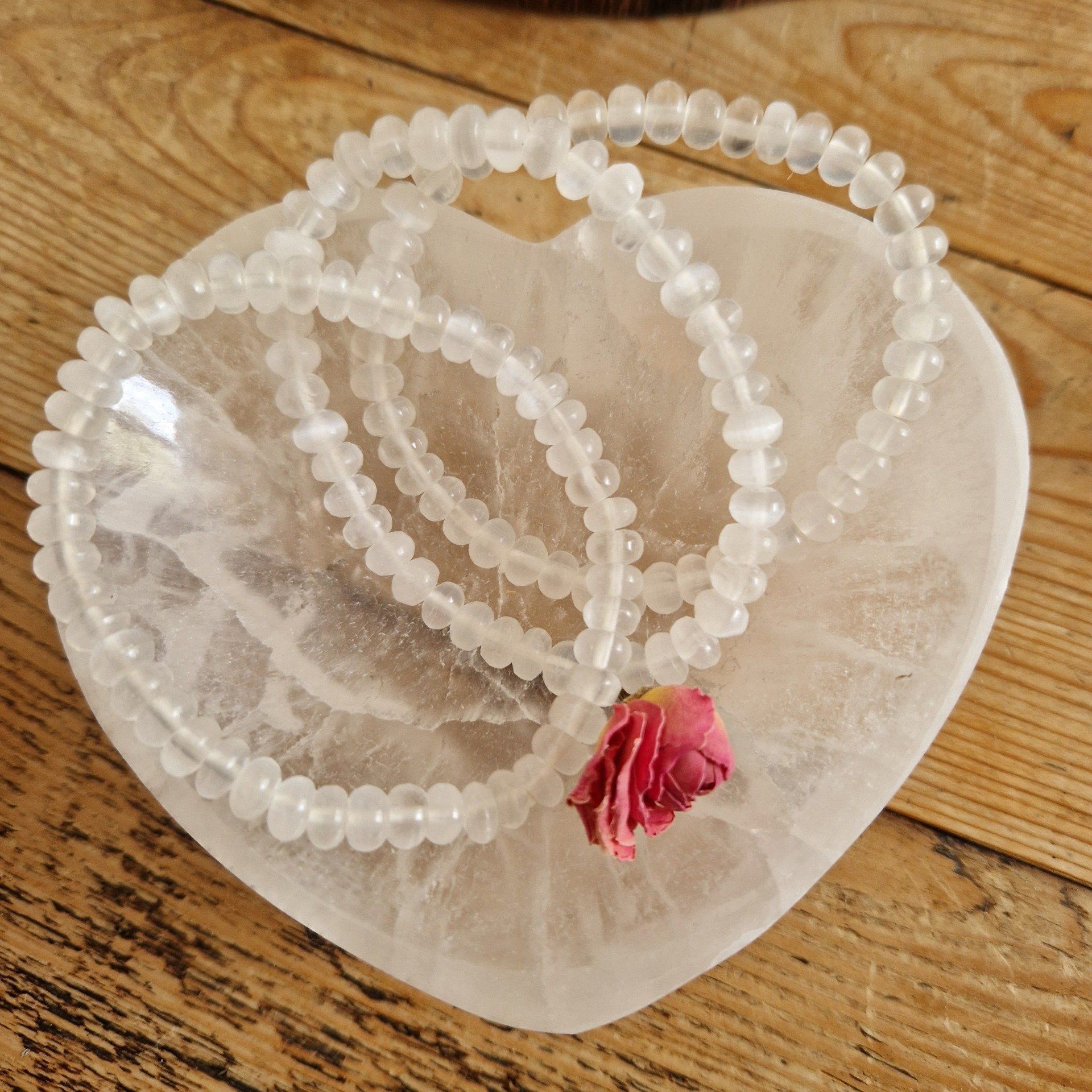 Énergies vibrantes, beauté naturelle. Fusion parfaite entre les bracelets et la sélénite naturelle.