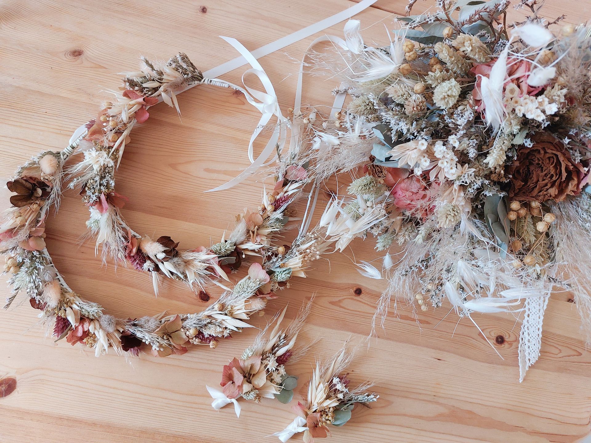 Couronne, boutonnière et bouquet de mariée en fleurs séchées terracotta