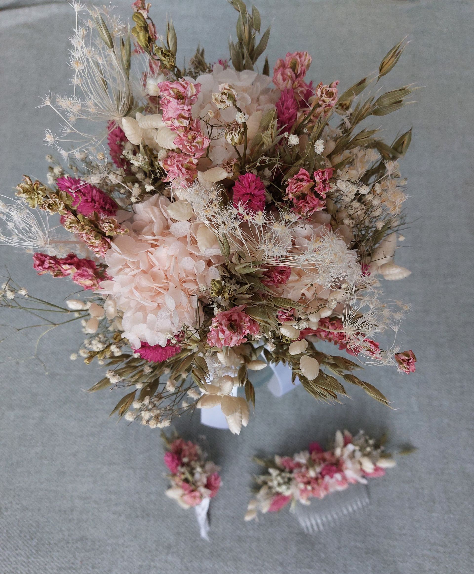 Bouquet de mariée rose et naturel en fleurs séchées