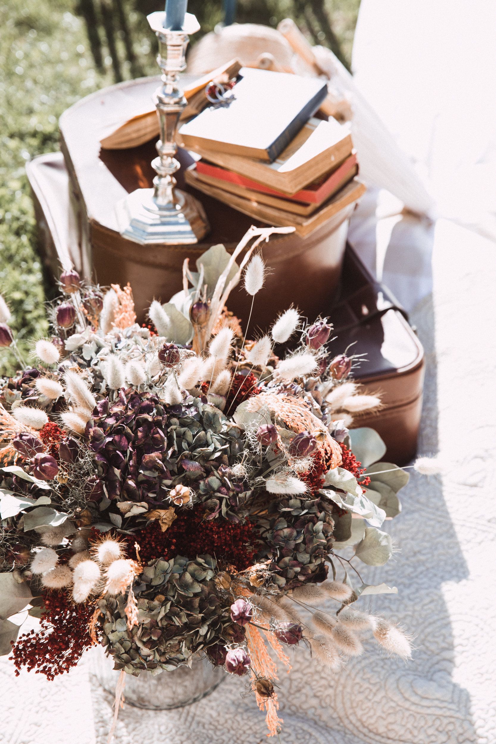 Bouquet de fleurs séchées par influence naturelle