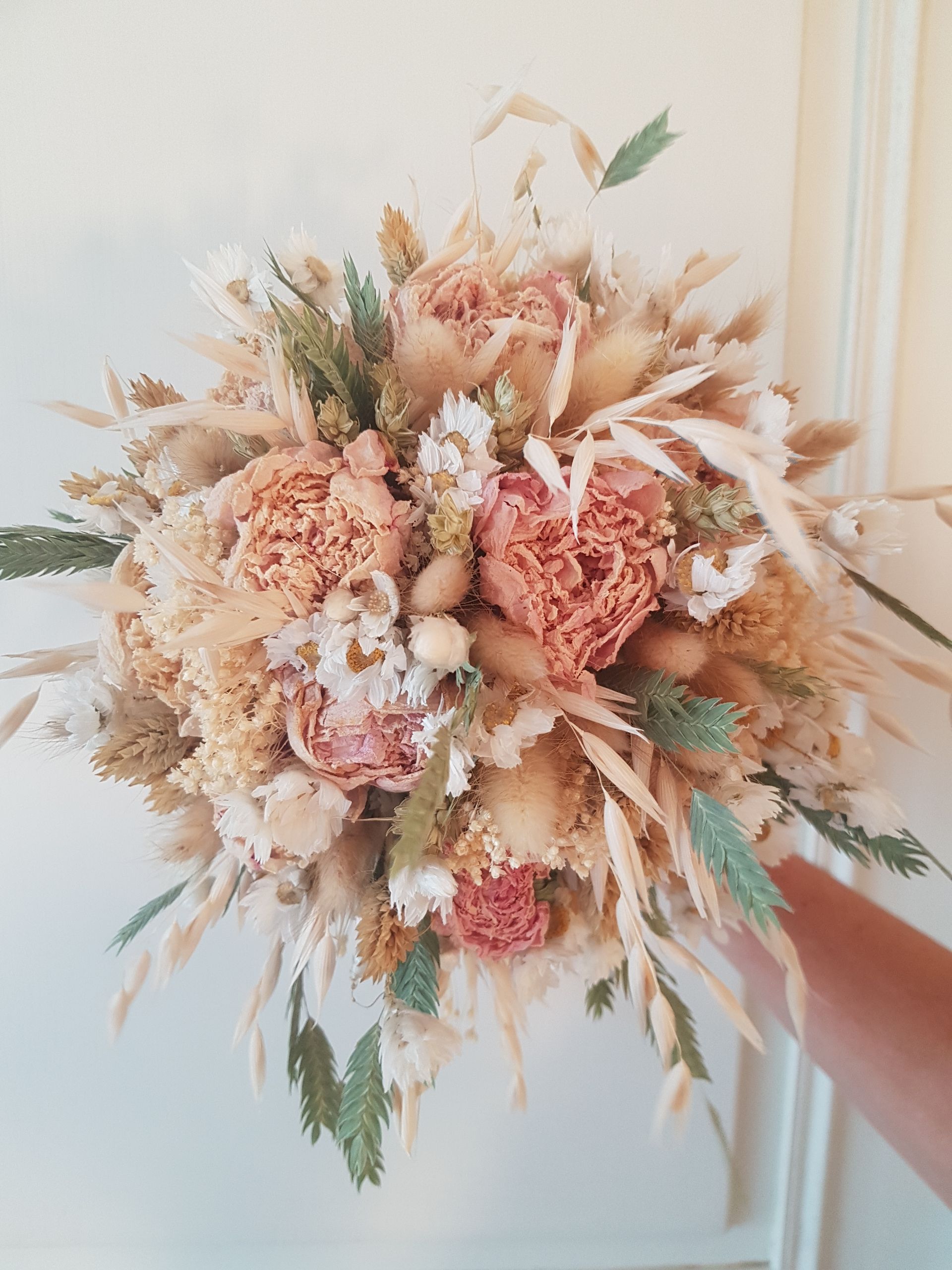 bouquet de mariée en fleurs séchées rose et crème @influencenaturelle