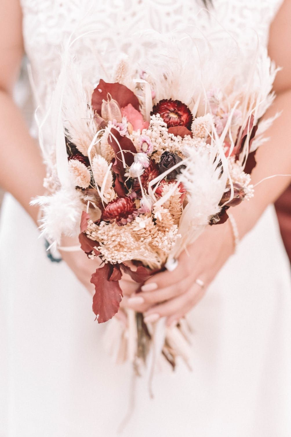bouquet de mariée en fleurs séchées bordeaux et blanc @influencenaturelle