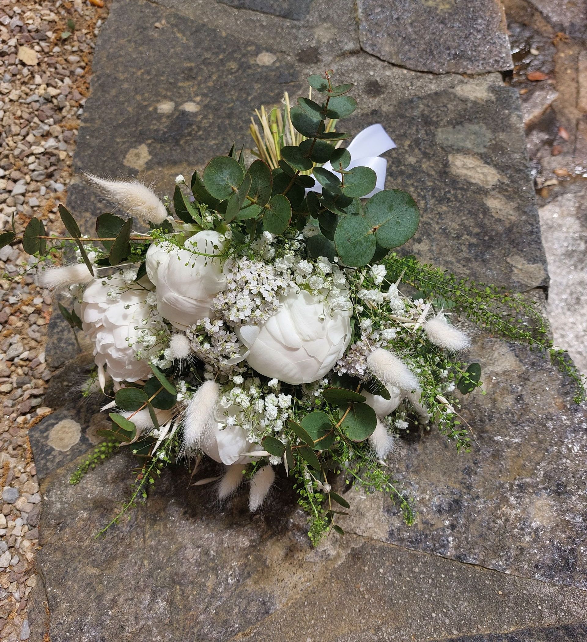 bouquet de mariée avec des pivoines blanches @influencenaturelle