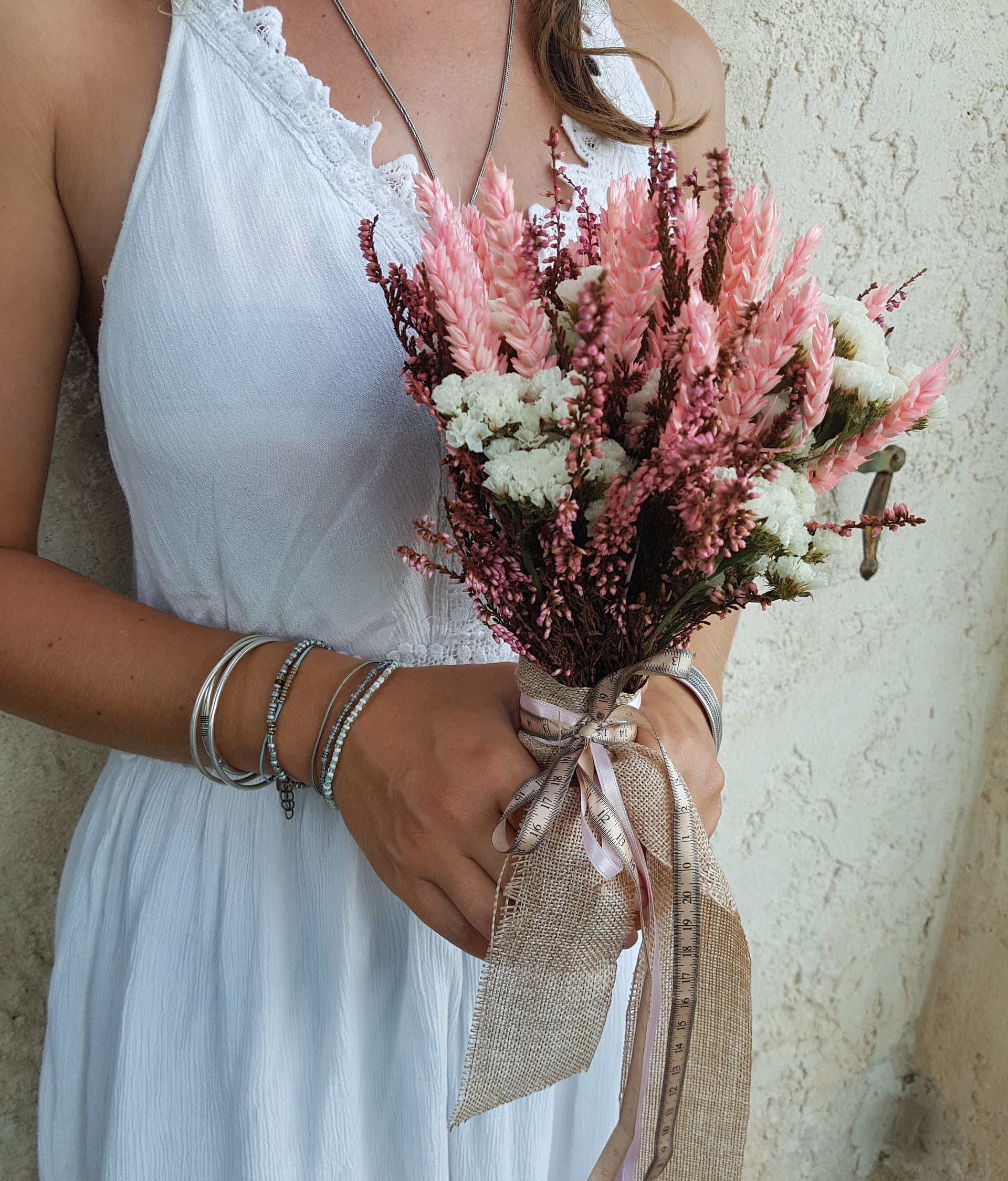 petit bouquet de mariée en fleurs séchées rose et blanc @influencenaturelle