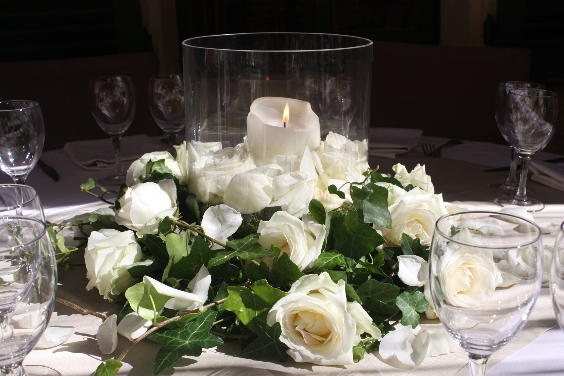 centre de table avec bougie rose blanche et feuillage
