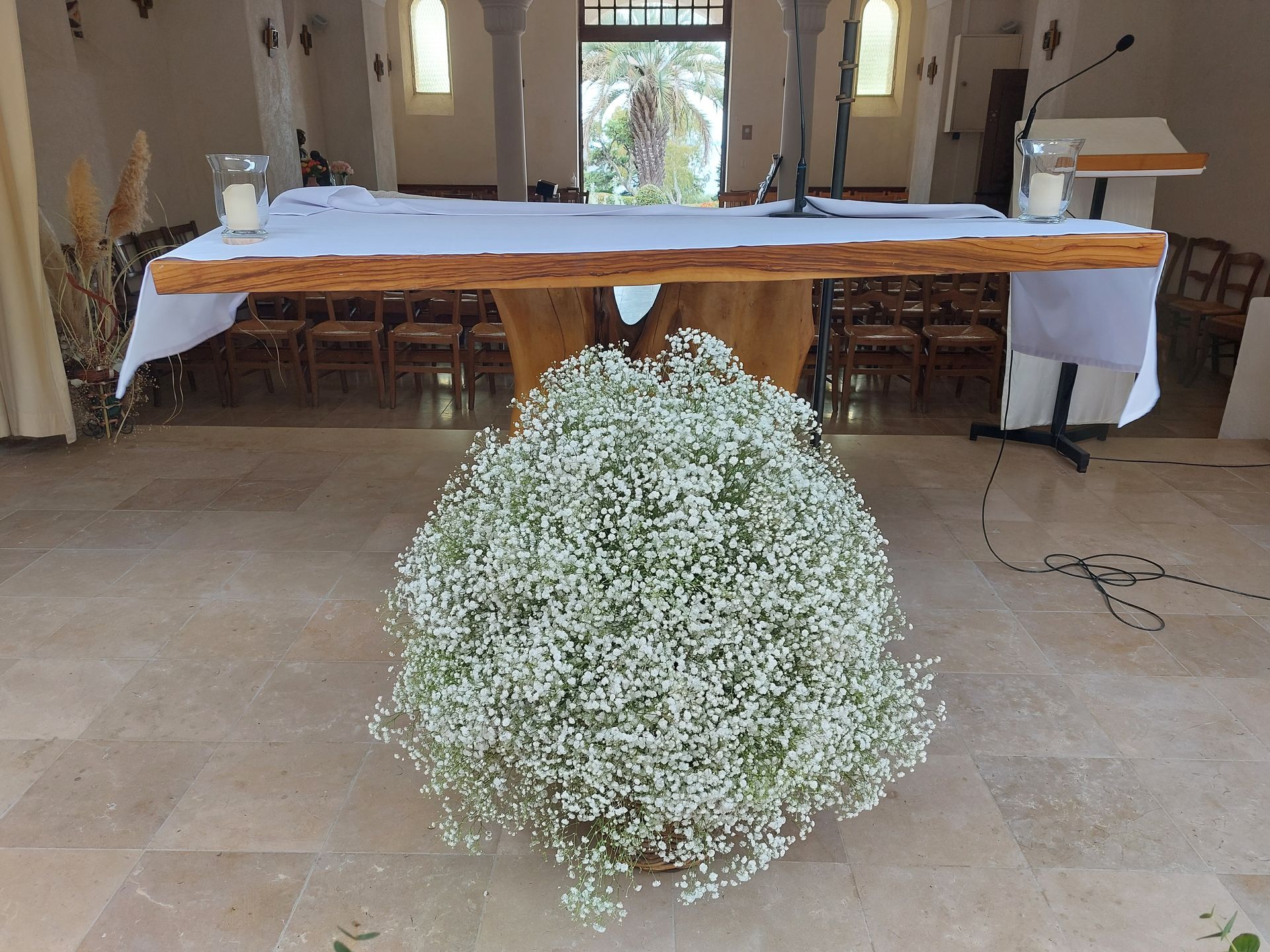 composition d'autel église en gypsophile blanc