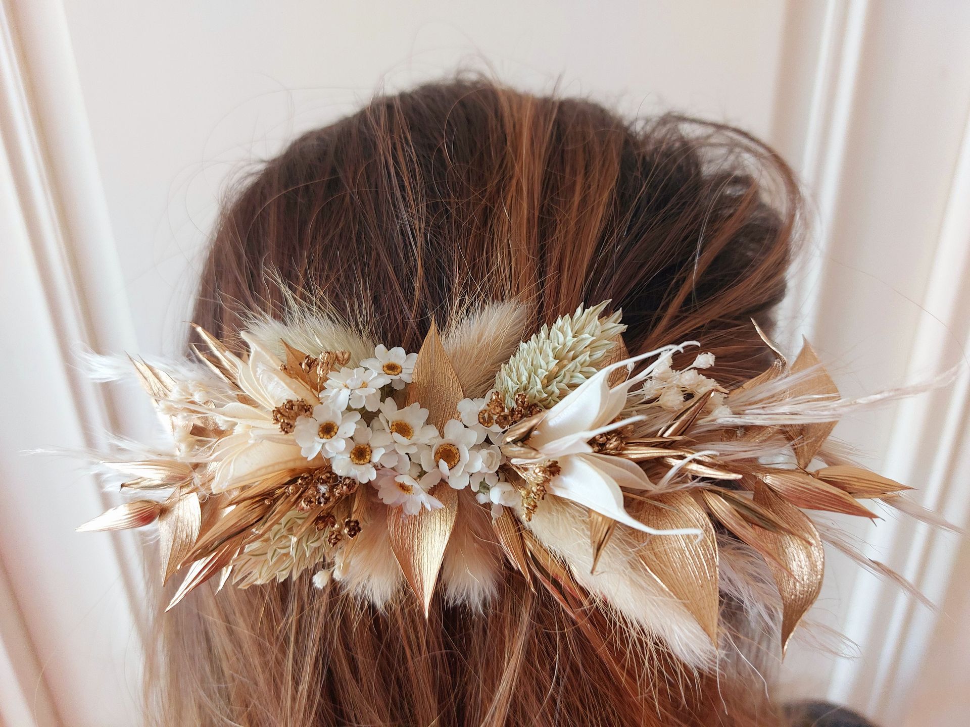Pince cheveux en fleurs séchées, coiffure bohème