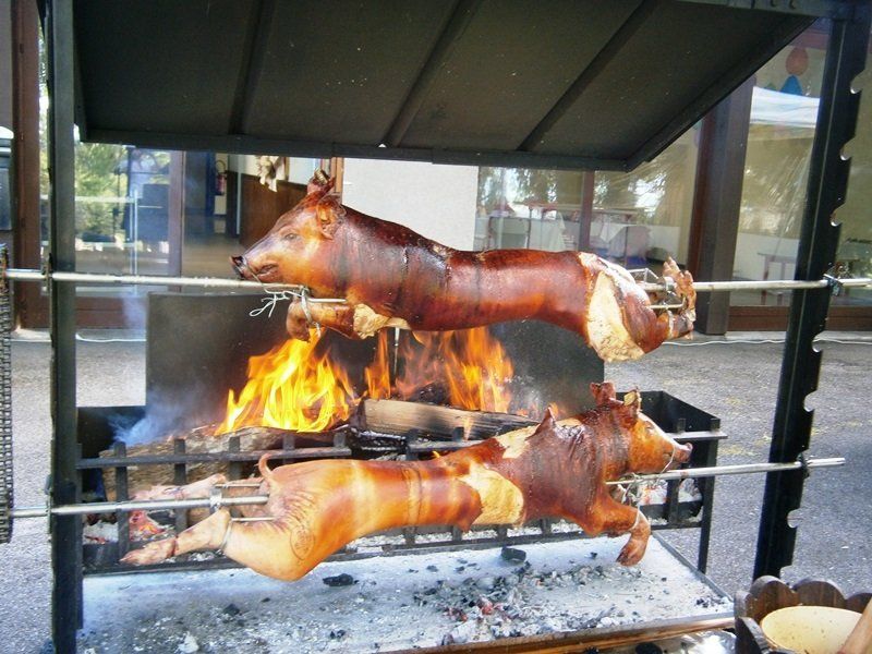 cochons a la broche