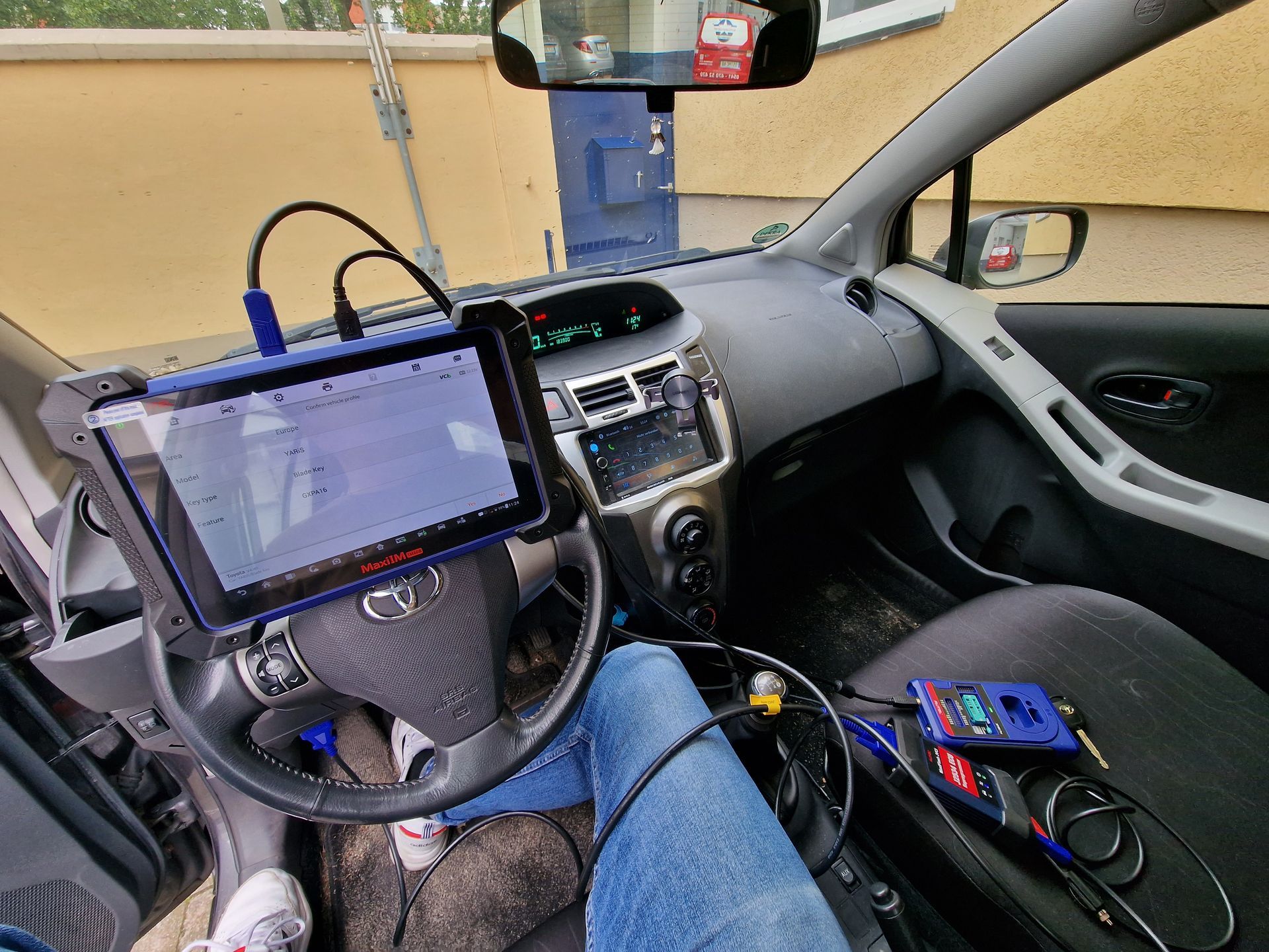 Klaus McCracken hält ein Tablet-Computer in der Hand um einen Wegfahrsperrentransponder anzulernen