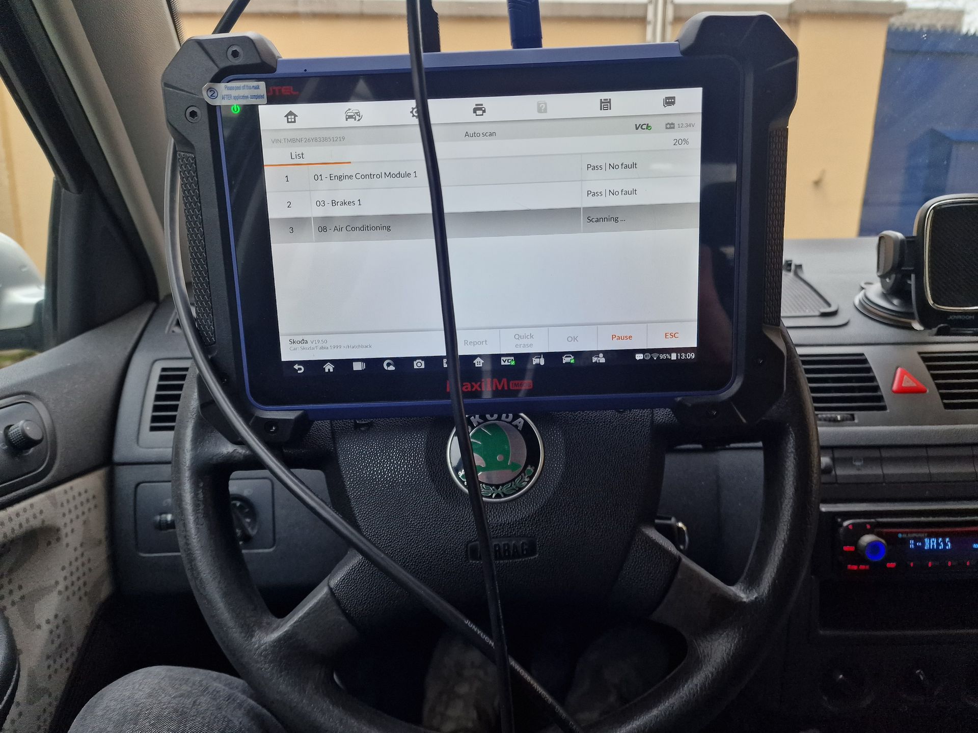 Skoda KFZ Schlüsselprogrammierung am Fahrzeug durch Klaus McCracken