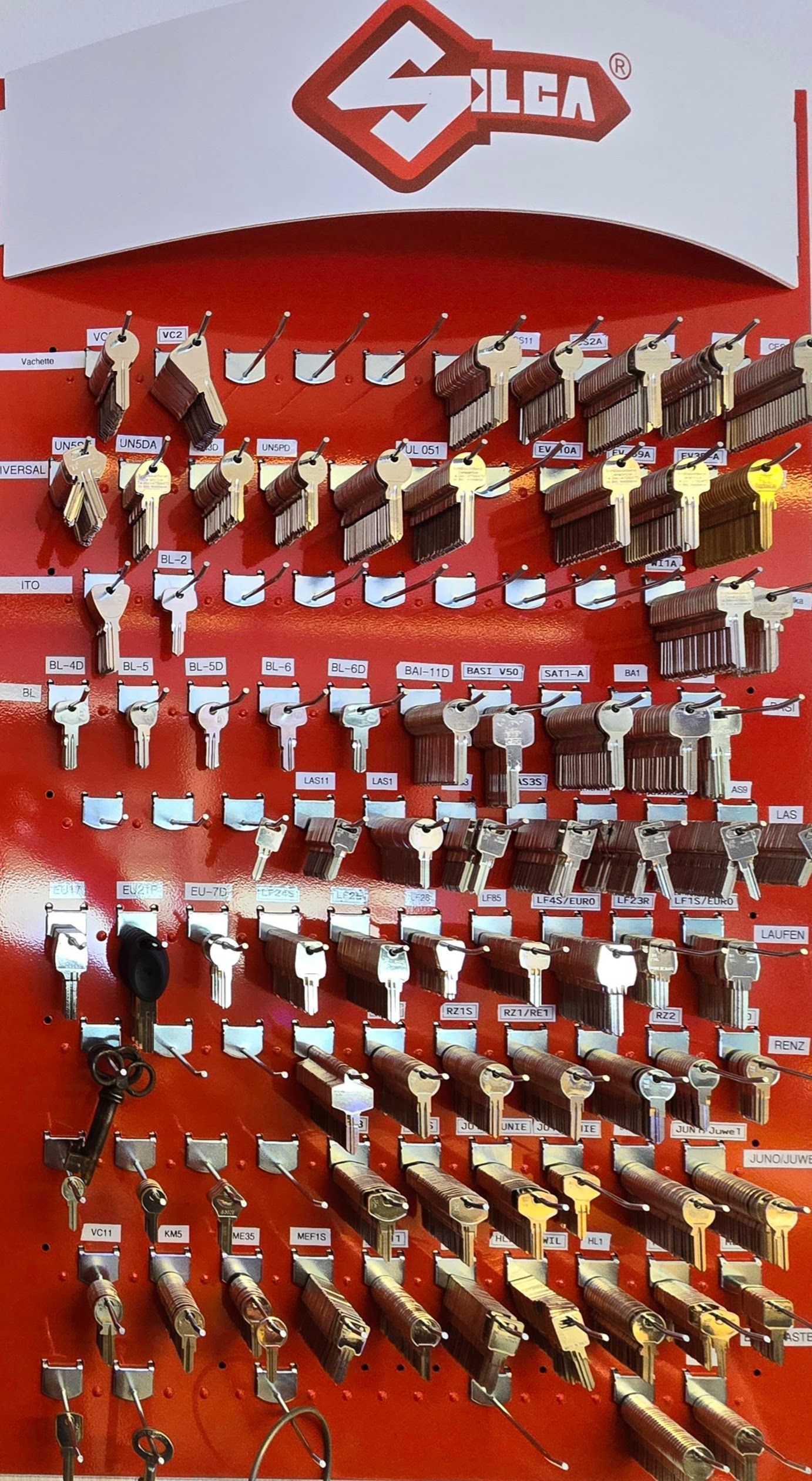 Rote Wand mit einer stilvollen Präsentation von Schlüsseln, angeordnet im Schlüsseldienst Osnabrück