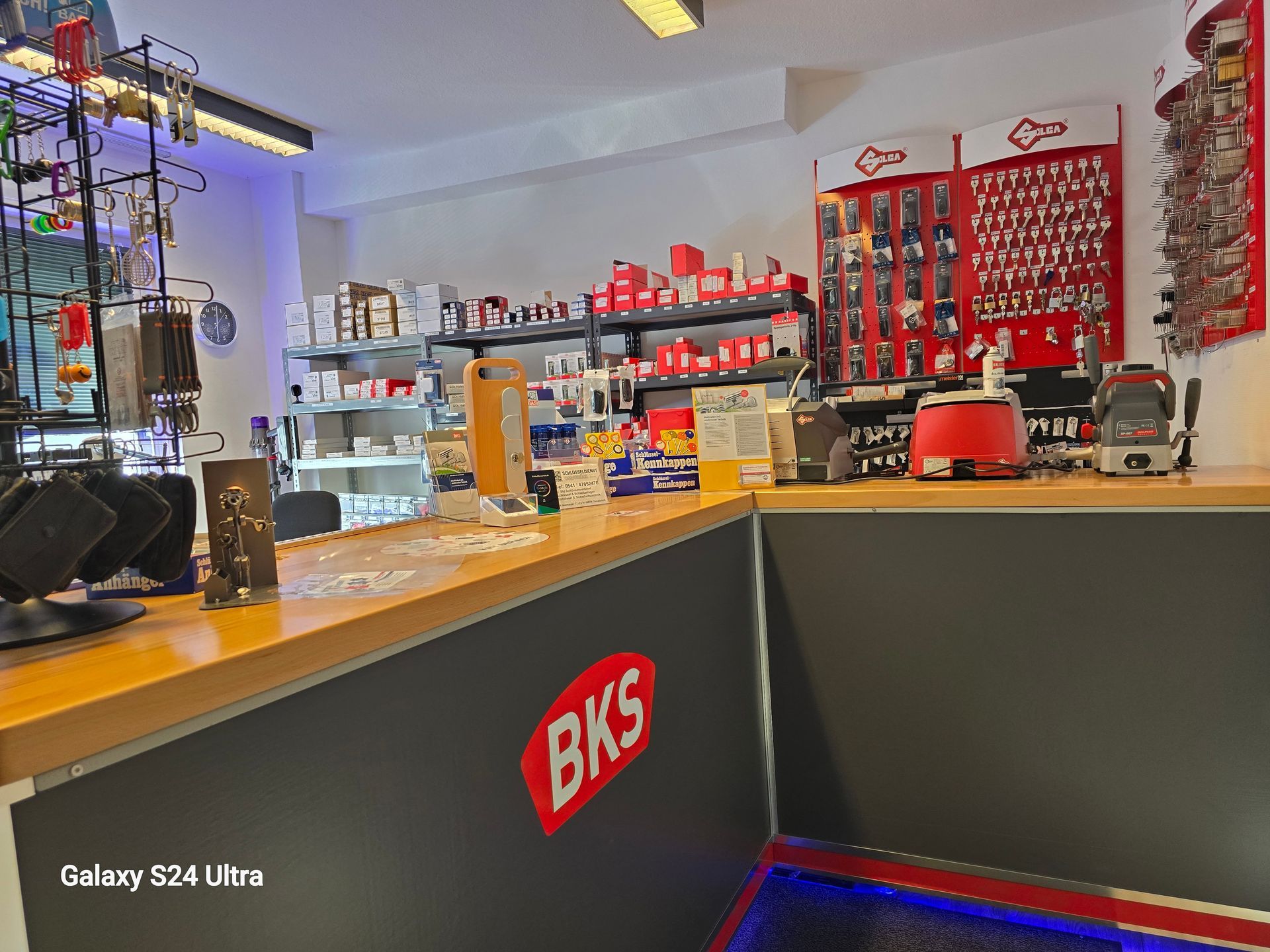 Ein Schlüsseldienstgeschäft in Osnabrück mit einem Tresen und Regalen, die eine Vielzahl von Autoschlüssel und