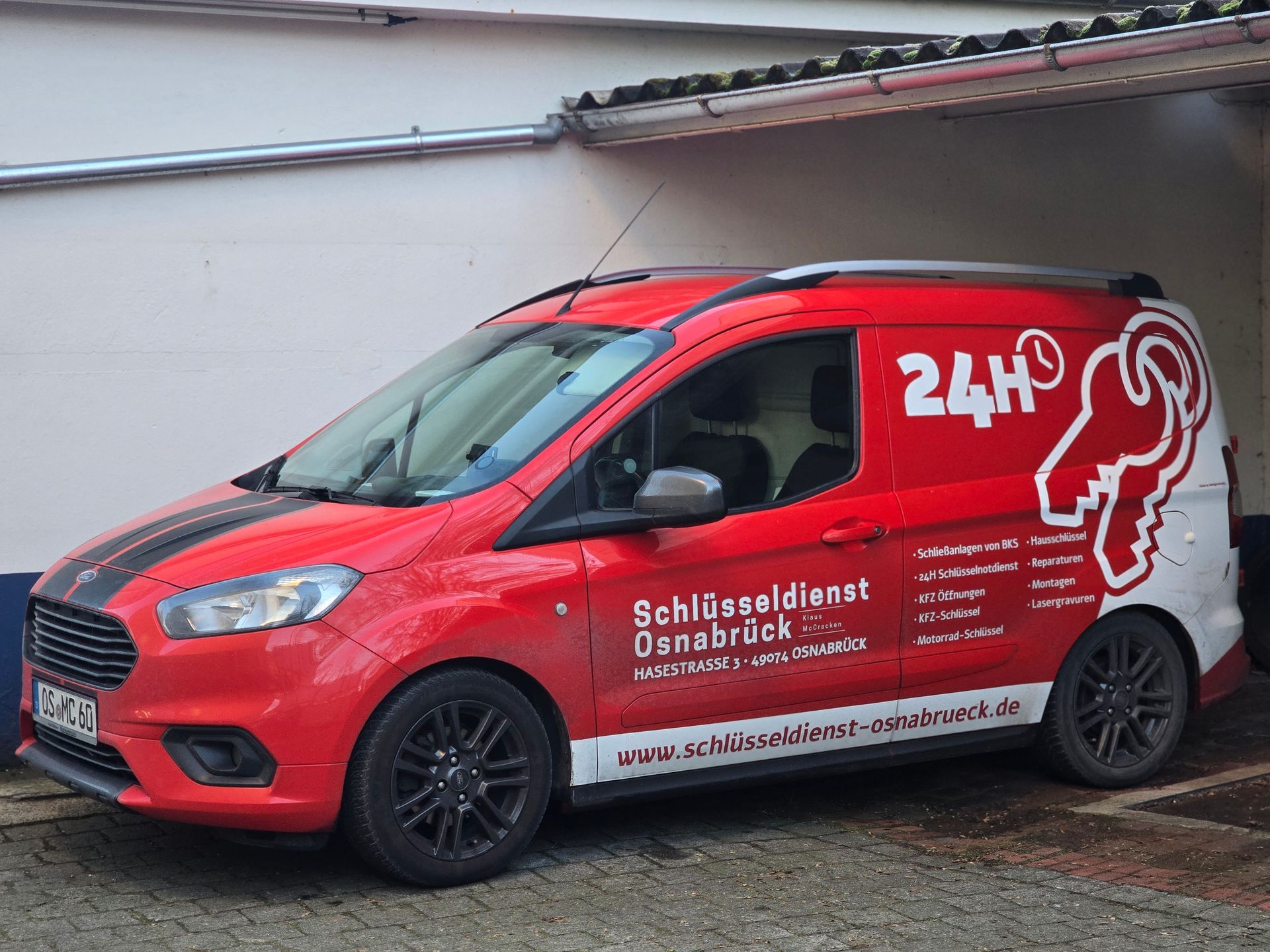 Eine Tür mit einem neuen Türschloss und Profilzylinder. Der Schutzbeschlag wurde erneuert. Schlüsseldienst Borgloh