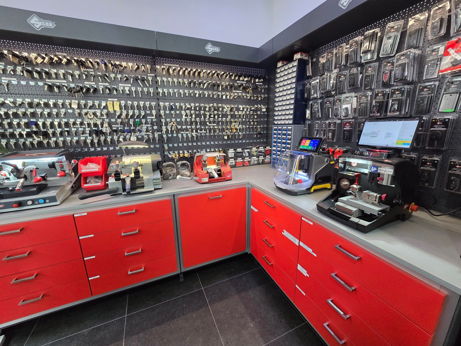 Ein Schlüsseldienstgeschäft in Osnabrück mit einem Tresen und Regalen, die eine Vielzahl von Autoschlüssel und