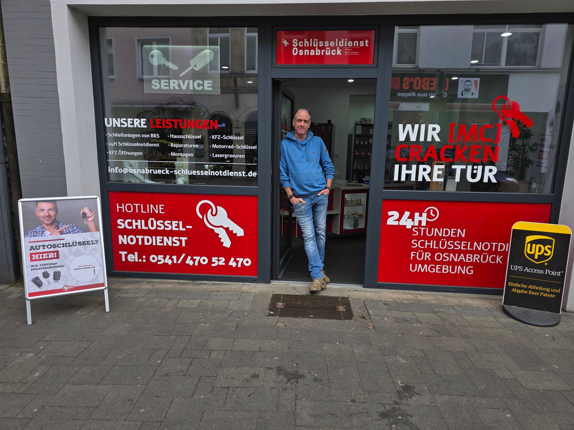 Ein Schlüsseldienstgeschäft in Osnabrück mit einem Tresen und Regalen, die eine Vielzahl von Autoschlüssel und