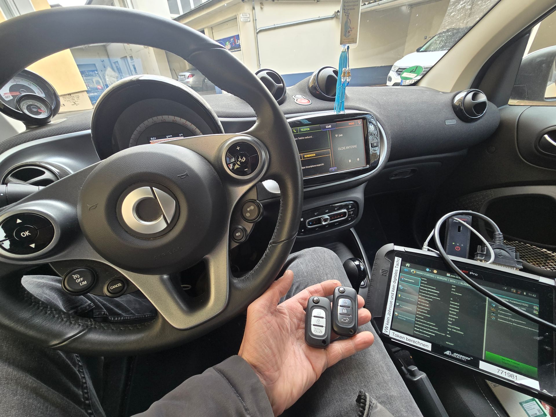 Schlüsselanfertigung und Programmierung an einem Smart FORTWO