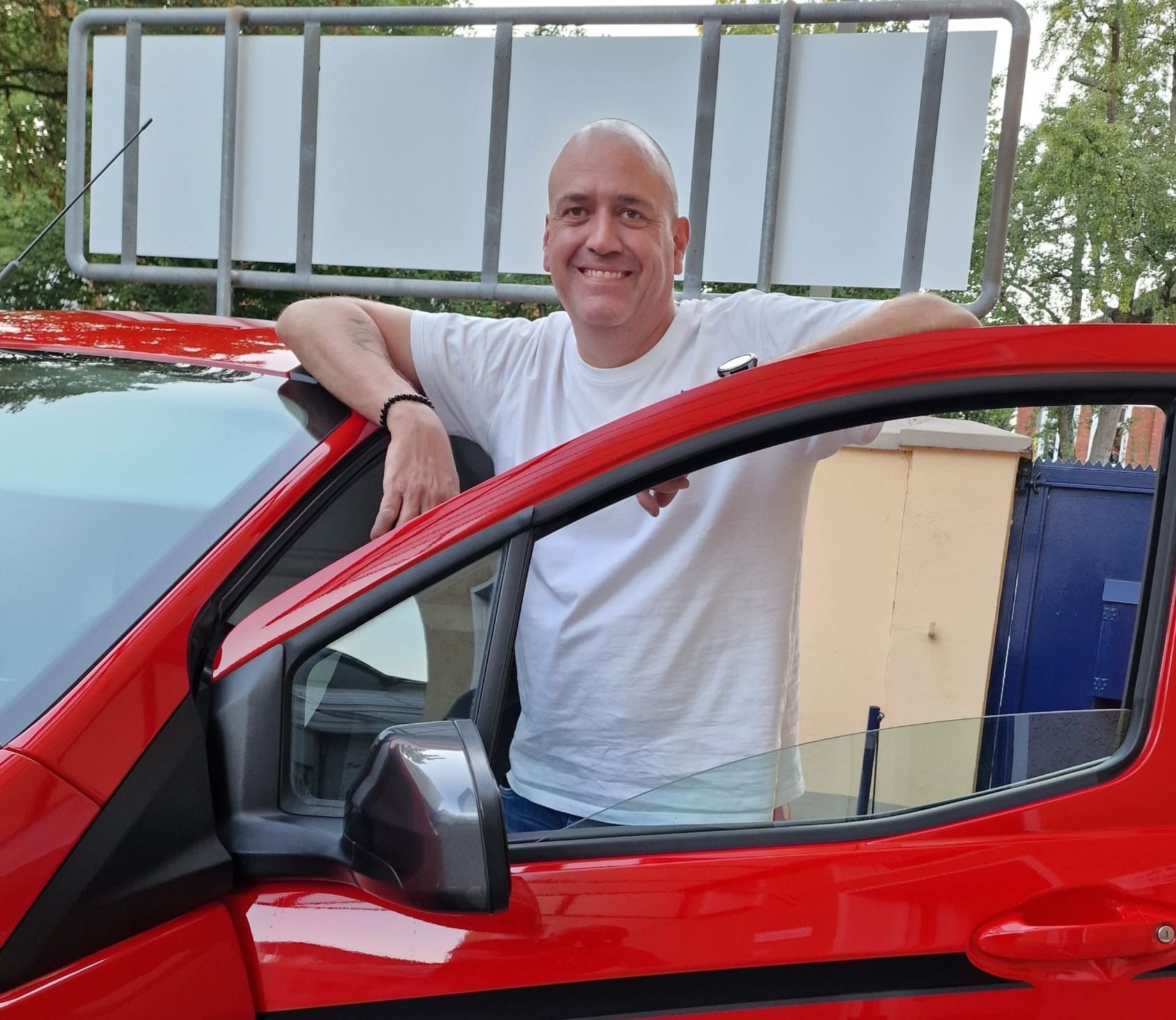 Ein Mann repariert ein Wertschutzschrankschloss mit einem Schraubendreher und konzentriert sich auf seine Arbeit