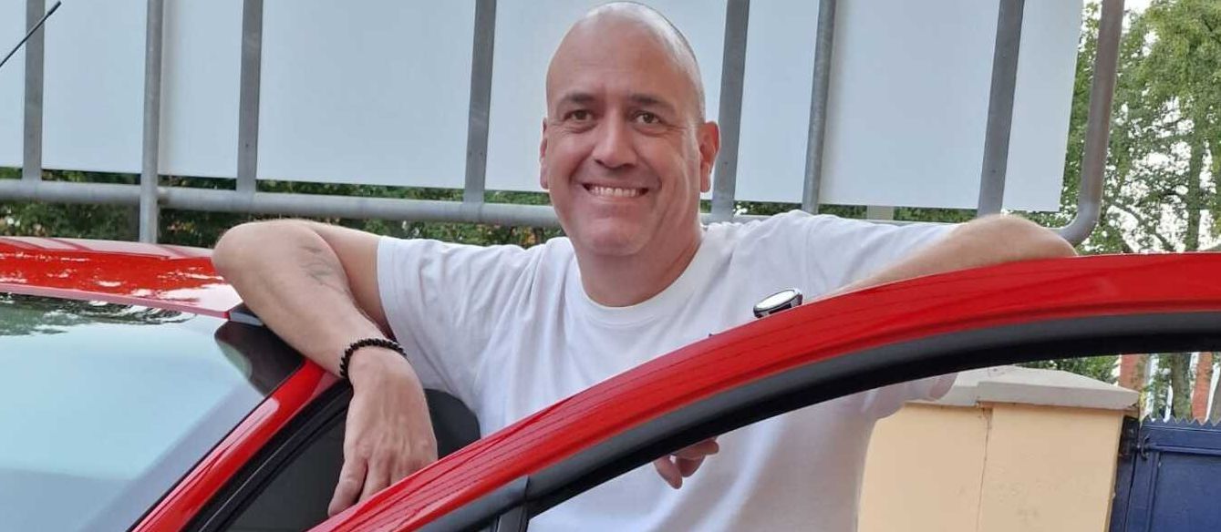 Klaus McCracken vom Schlüsseldienst Osnabrück steht an seinem Dienstwagen