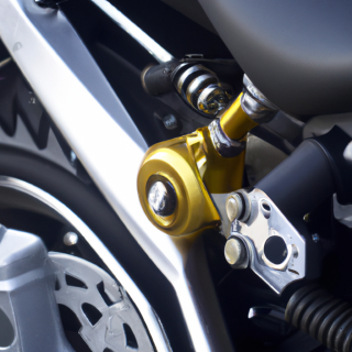 Ein Mitarbeiter des Schlüsseldienst Osnabrück übergibt einen neuen Motorradschlüssel, der in der Werkstatt angefertigt wurde