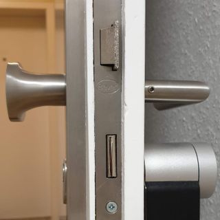 Eine Tür mit einem neuen Türschloss und Profilzylinder. Der Schutzbeschlag wurde erneuert. Schlüsseldienst Osnabrück