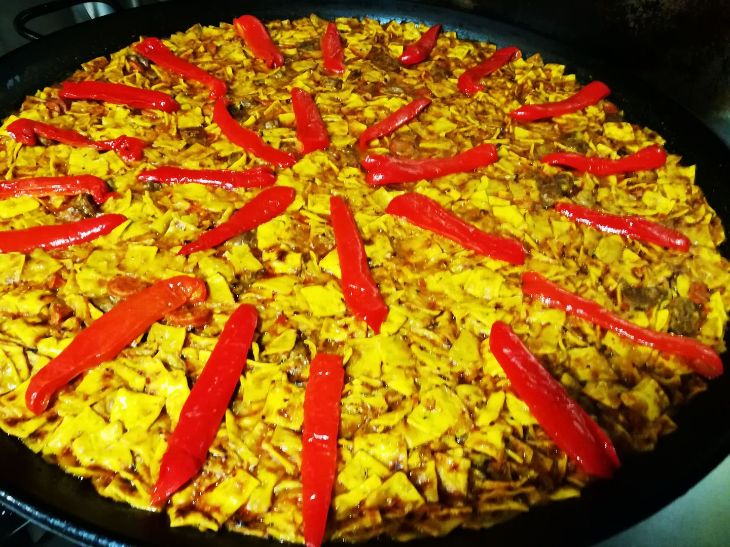 Viandes, sauce oignons-tomates, galettes de farine de blé et poivrons rouges grillés...Parfum unique !