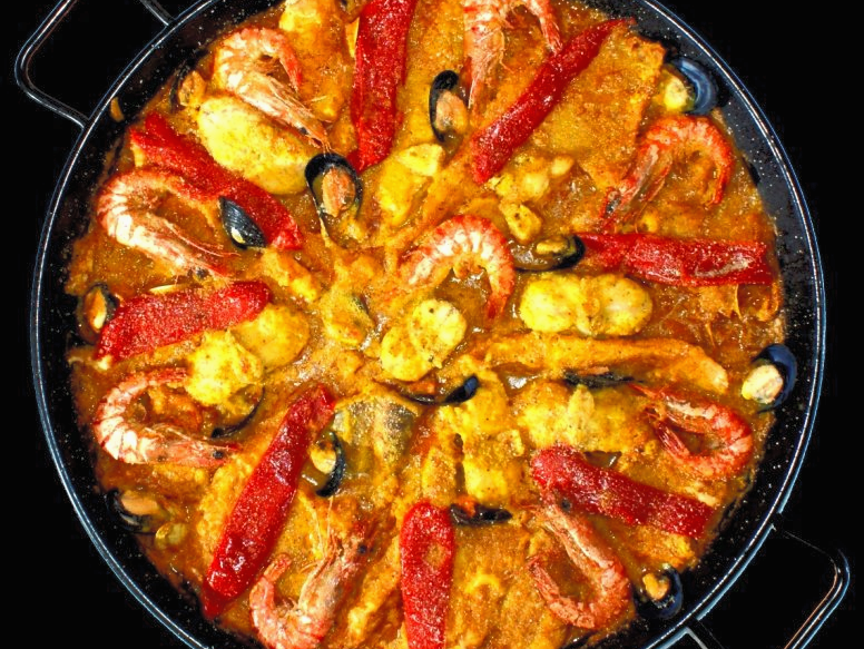 Loup, Lotte, Sole, Gambas, Palourdes, Moules, sauce oignons-tomates avec amandes grillées pilées et poivrons rouges grillés...Délicieux !