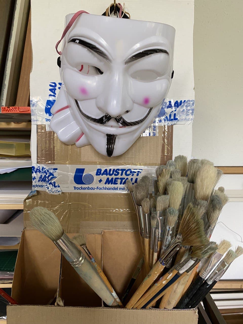 Künstlerische Pinsel im Atelier des Künstlers