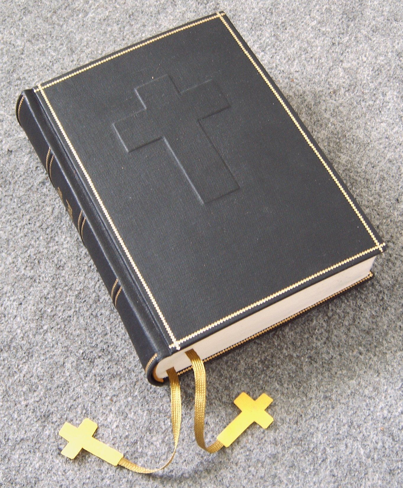 Bibel - Das Besondere hier sind die aufwändigen Innenkantenprägungen in der Buchdecke, mit äußerlichem Zierelement & interessanten Fake-Rückenbünden bibel kado images