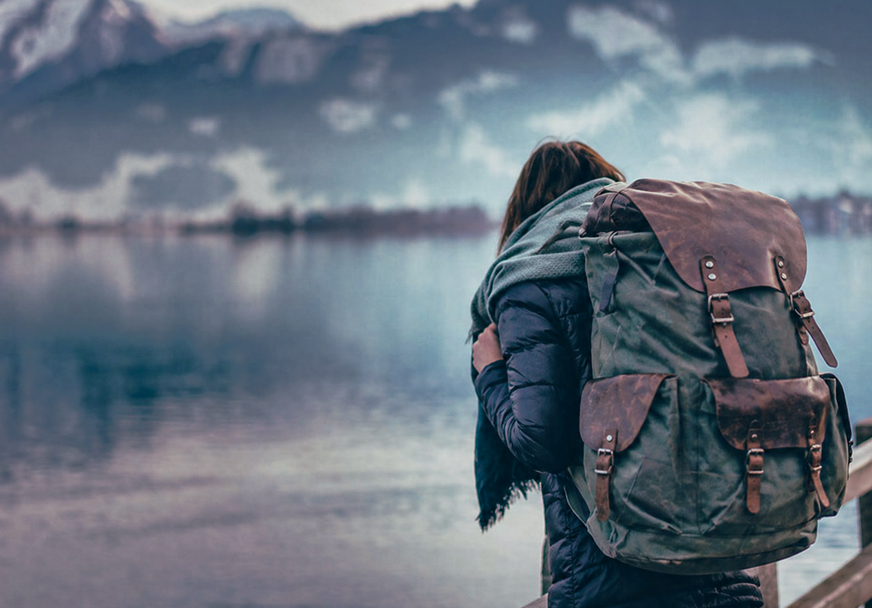 Una chica con una mochila enorme que la lleva como puede pero se ha acostumbrado a ella.