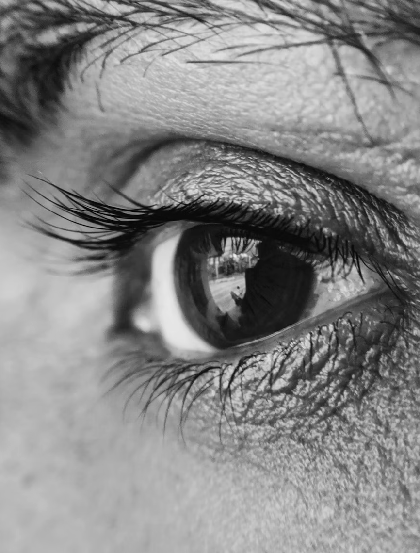 Un ojo mirando al infinito, como recordando