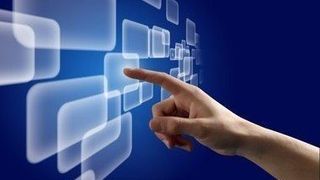 Hypnose mit HypnoCentro Hypnose, Hand drückt vor dunkelblauem Hintergrund einen virtuellen weißen taktischen Button zur Neuausrichtung.