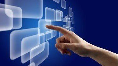 Hypnose mit HypnoCentro Hypnose, Hand drückt vor dunkelblauem Hintergrund einen virtuellen weißen taktischen Button zur Neuausrichtung.