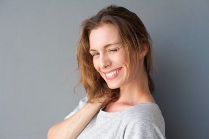 Lebensfreude Charisma Leichtigkeit Life Coaching mit HypnoCentro Nürnberg - Beziehungscoaching - Sehr hübsche Frau zeigt Ihr Lächeln und flirtet