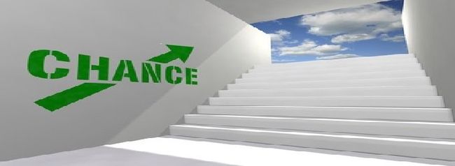 Nutze deine Chance Chance auf Befreiung und Freiheit - Weiße Treppe führt in aus weißem Tunnel in die Freiheit mit weißen Wolken am hellen blauen Himmel