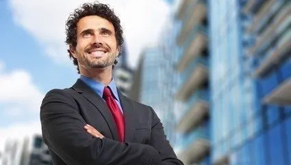 Charismatisch und Visionär Business Coaching mit Hypnocentro - Charismatischer und Dynamischer Mann im Anzug schaut in die ferne und leicht nach oben und denkt über seine Vision nach