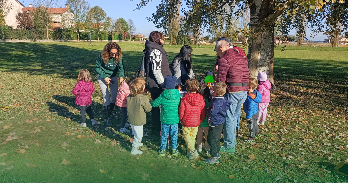 bambini che giocano in un parco