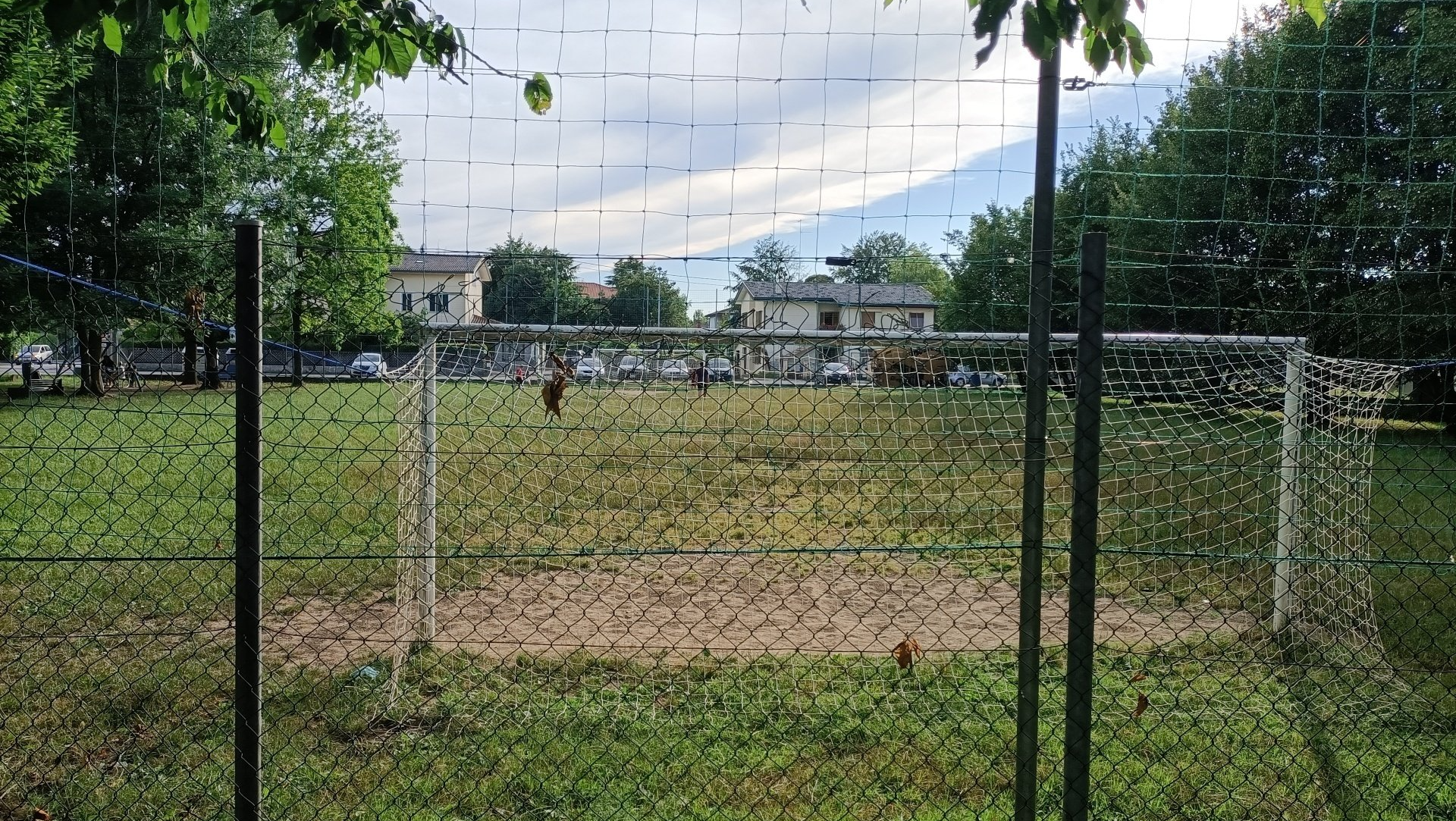 Campo di calcio su prato alberato