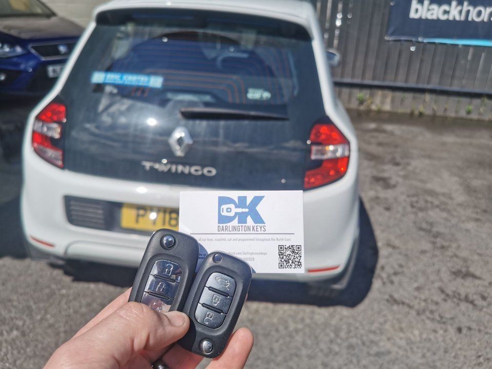Renault Twingo key and car