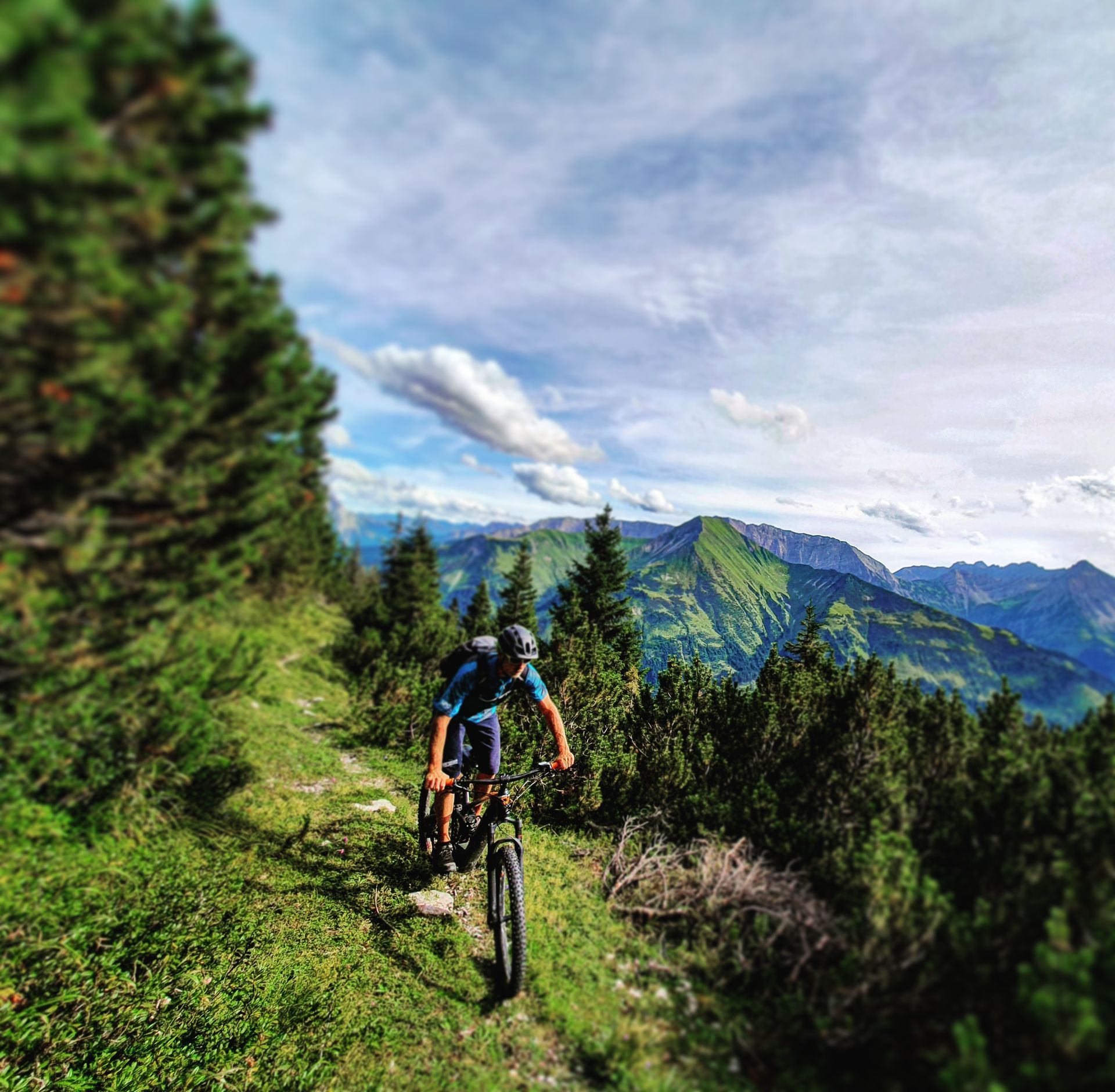 Fahrradfahrer in grüner Berglandschaft
