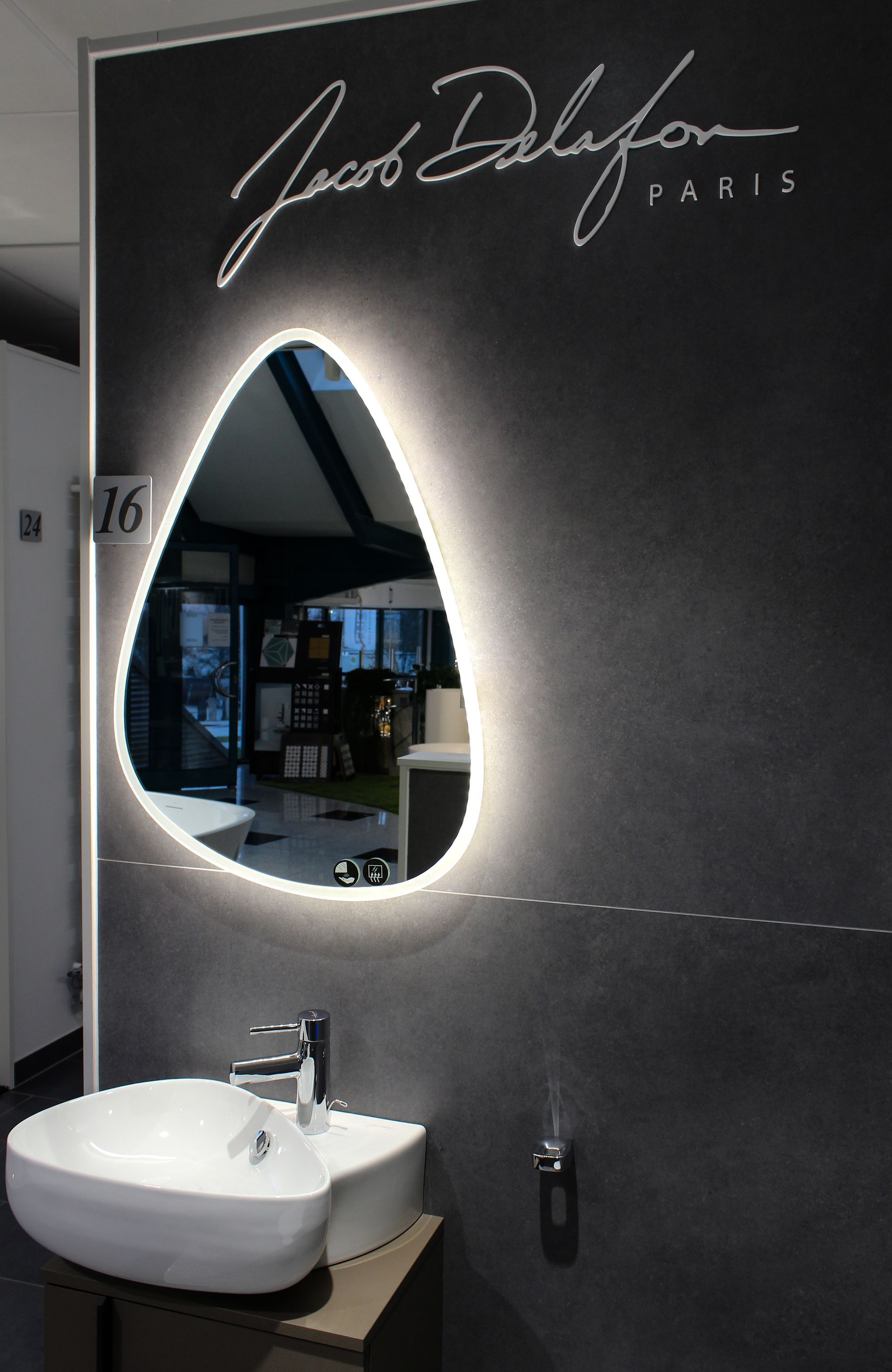 barrierefreie Dusche, modernes Bad, Großformatfliesen