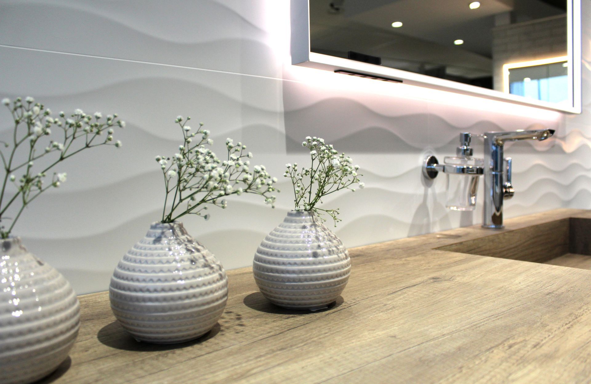 Fliese in weißer Porzellanoptik - edel, modern, ausgefallen