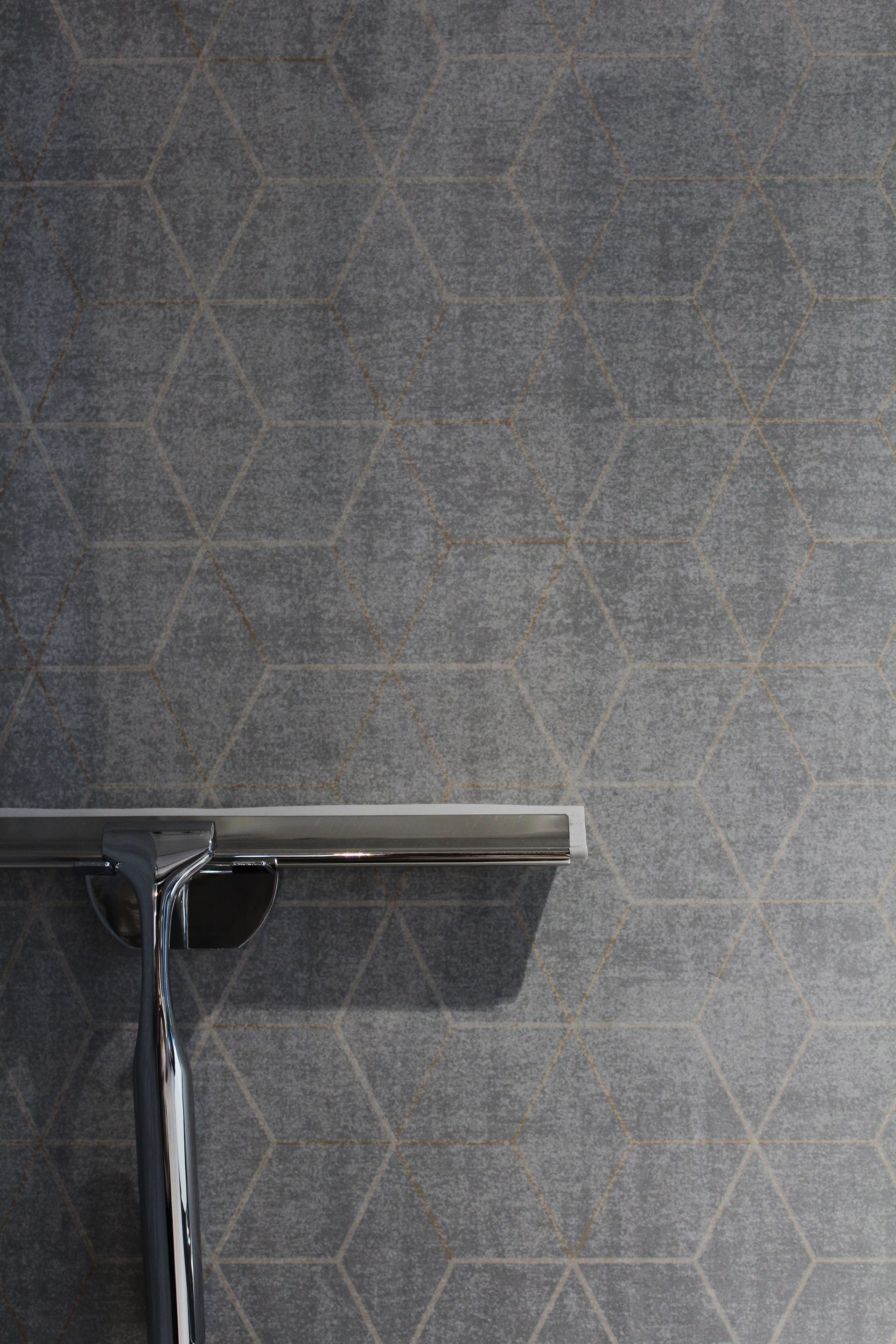 Badfliese grau, matt, edel ideal für große Räume, elegante Bäder und Sanitärräume.