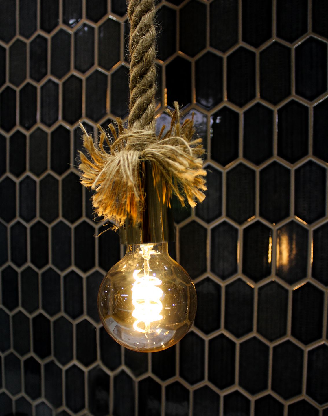 Kachelfliese schwarz - Wabenoptik