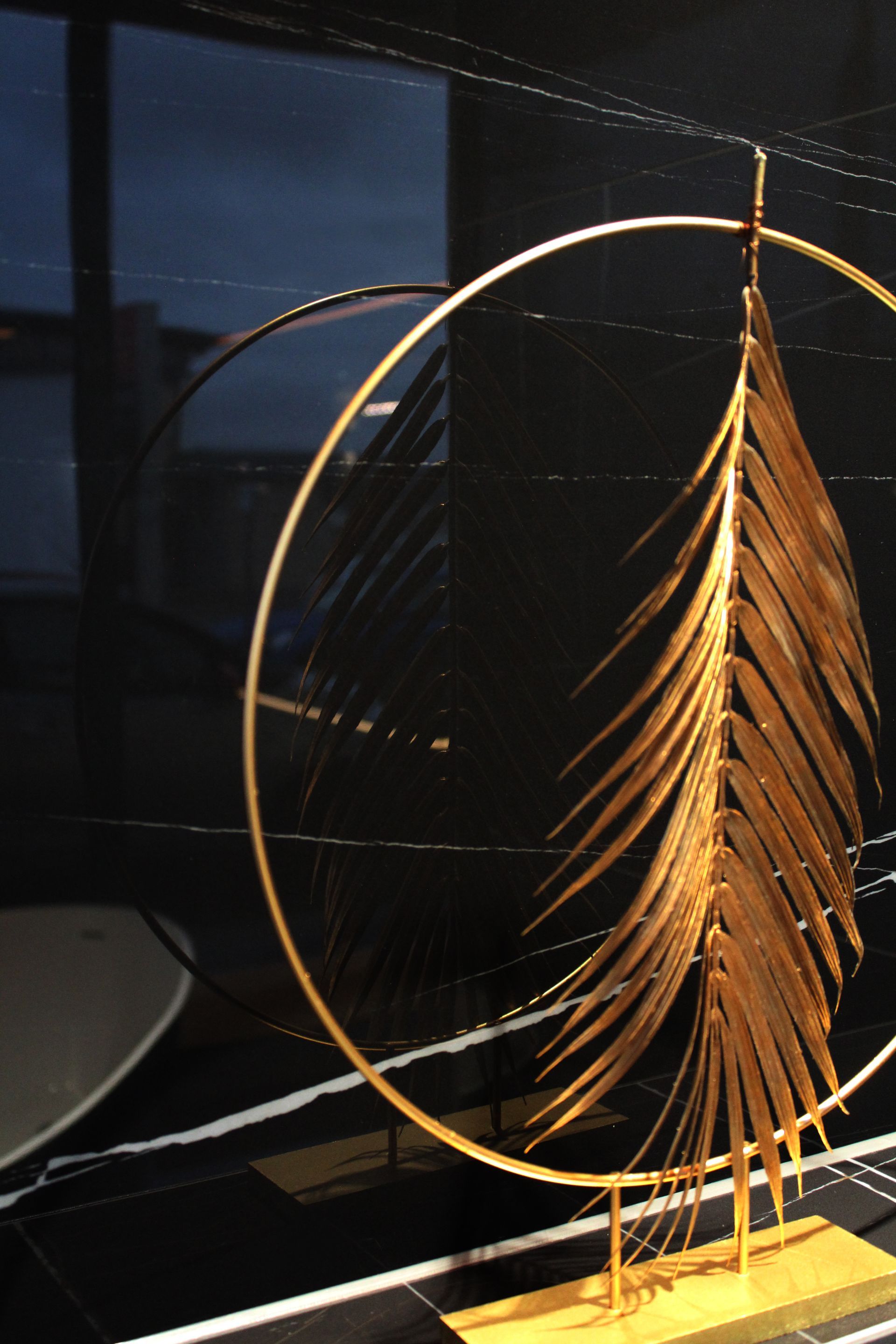 Badfliese Hochglanz schwarz -  für moderne Sanitärräume, Dusche und WC der besonderen Art.