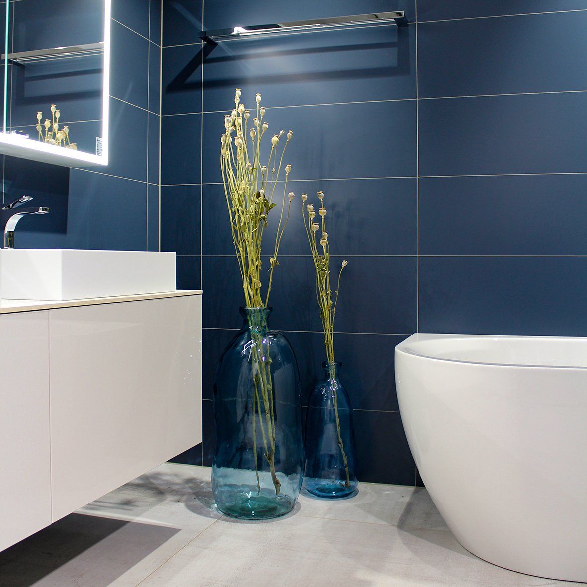 Badfliese blau, edel -  für moderne Sanitärräume, Dusche und WC.