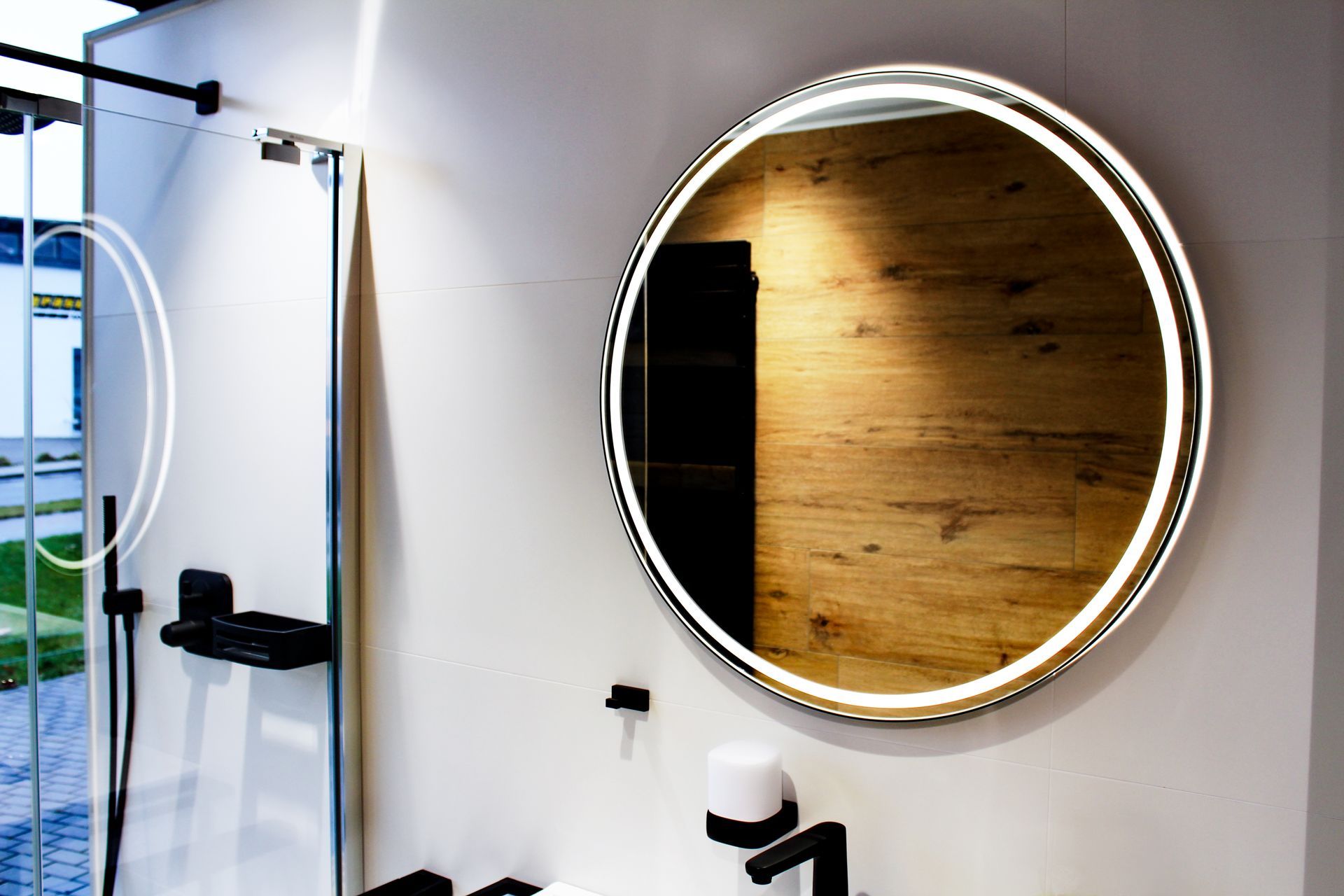 Badfliesen im Großformat weiß, leicht, hell