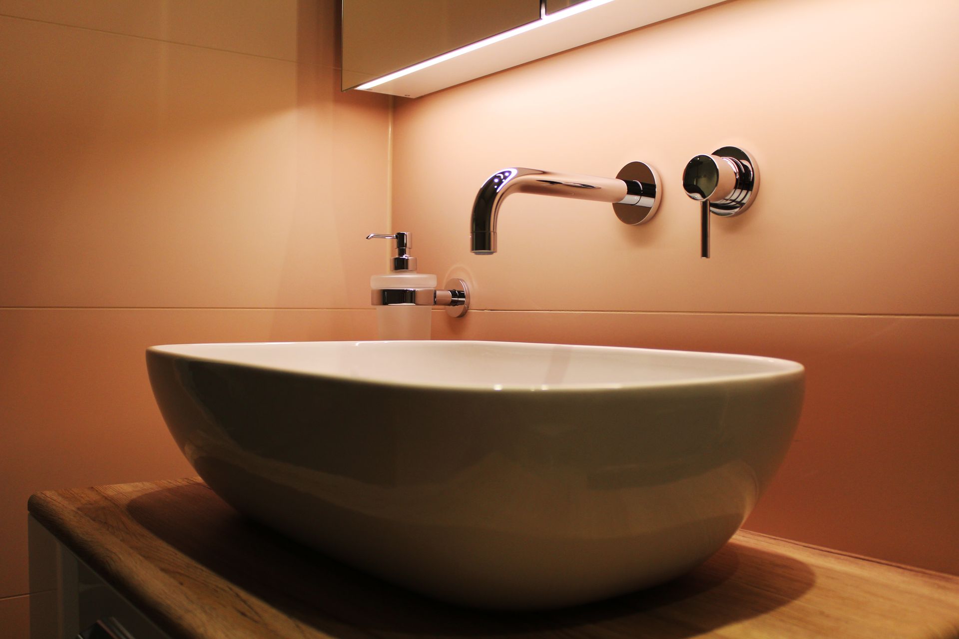 Badfliese rosè, matt -  für moderne Sanitärräume, Dusche und WC.